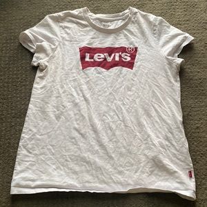 White Levi’s T-shirt